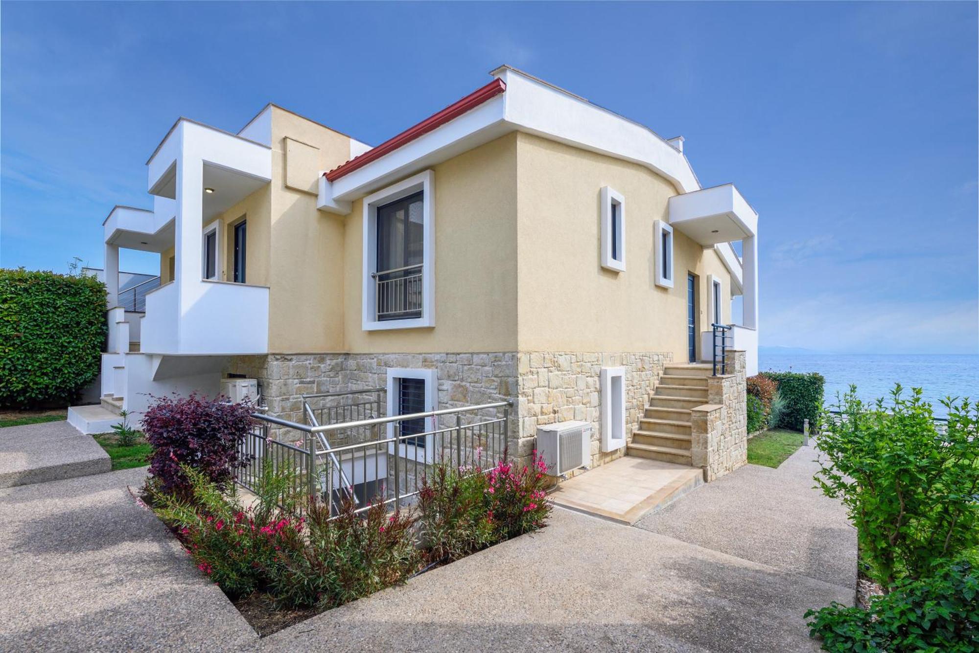 Elpiniki Luxury Apartments Nea Poteidaia Exterior photo