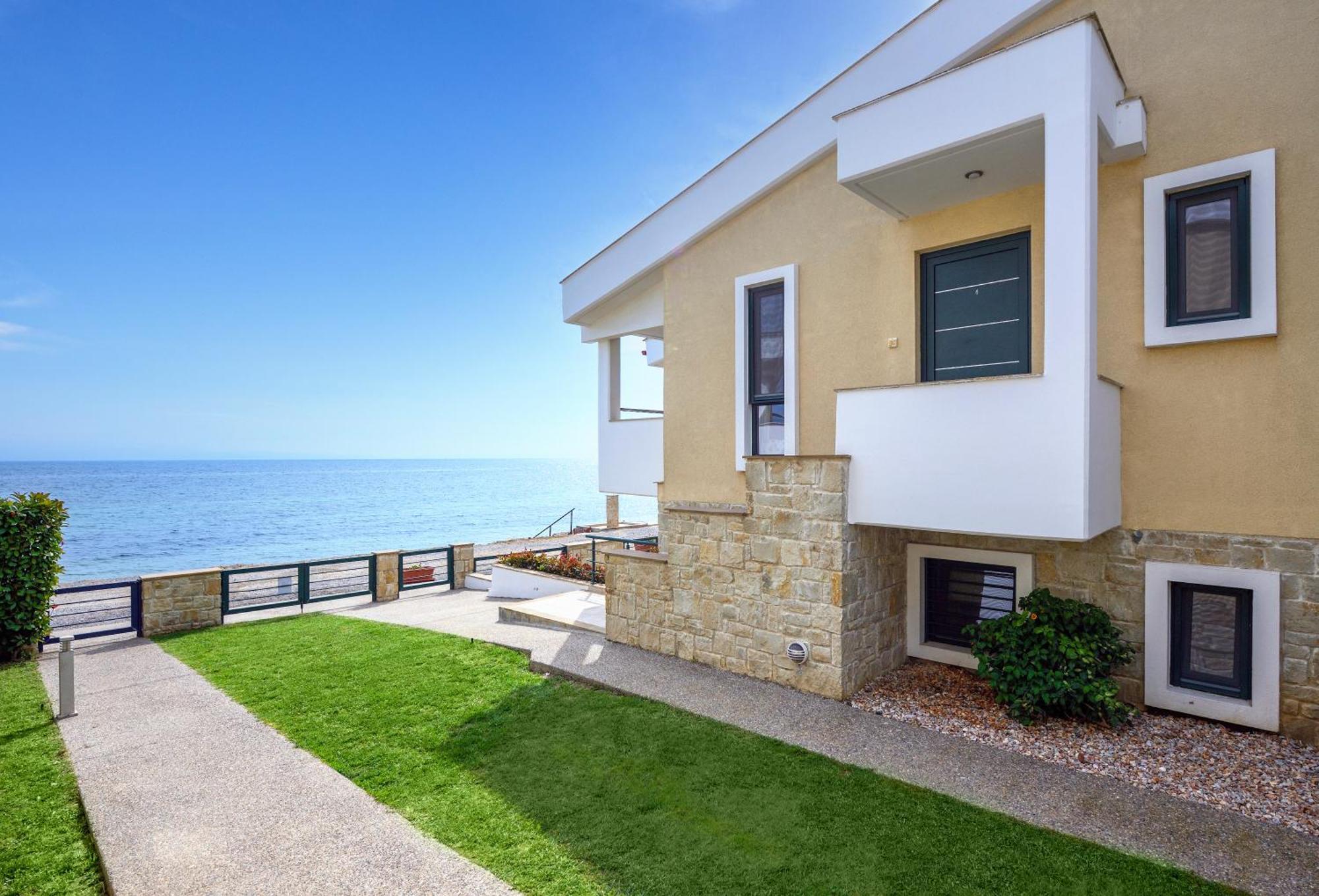 Elpiniki Luxury Apartments Nea Poteidaia Exterior photo
