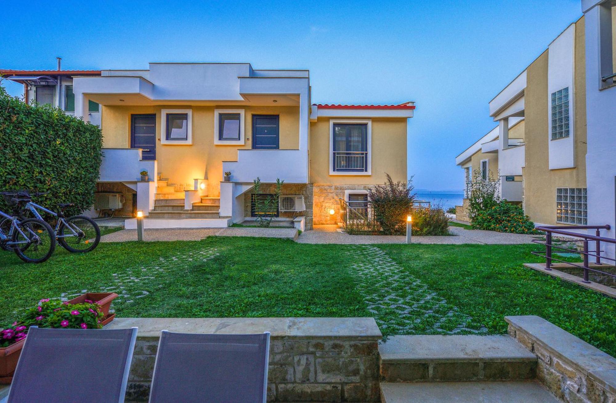 Elpiniki Luxury Apartments Nea Poteidaia Exterior photo