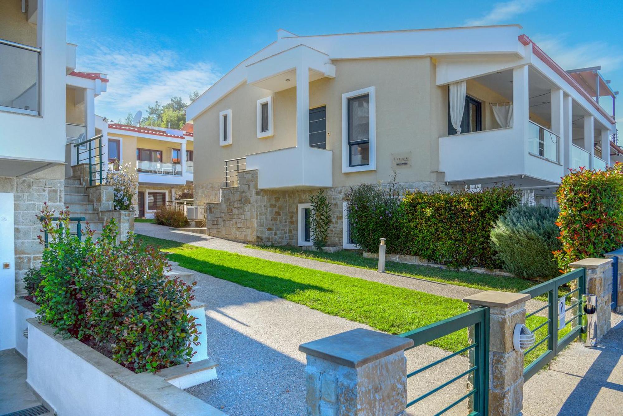 Elpiniki Luxury Apartments Nea Poteidaia Exterior photo