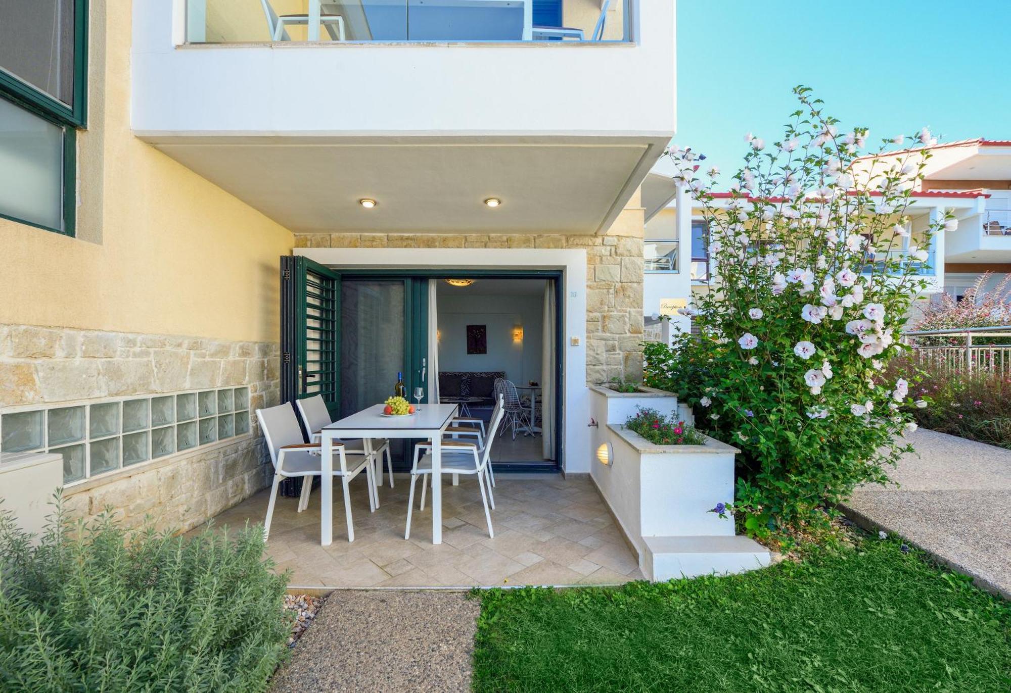 Elpiniki Luxury Apartments Nea Poteidaia Exterior photo